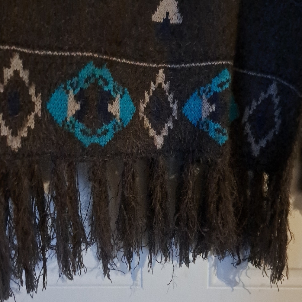 Chic Geometric Patterned Sweater With Fringe Hem - image 4